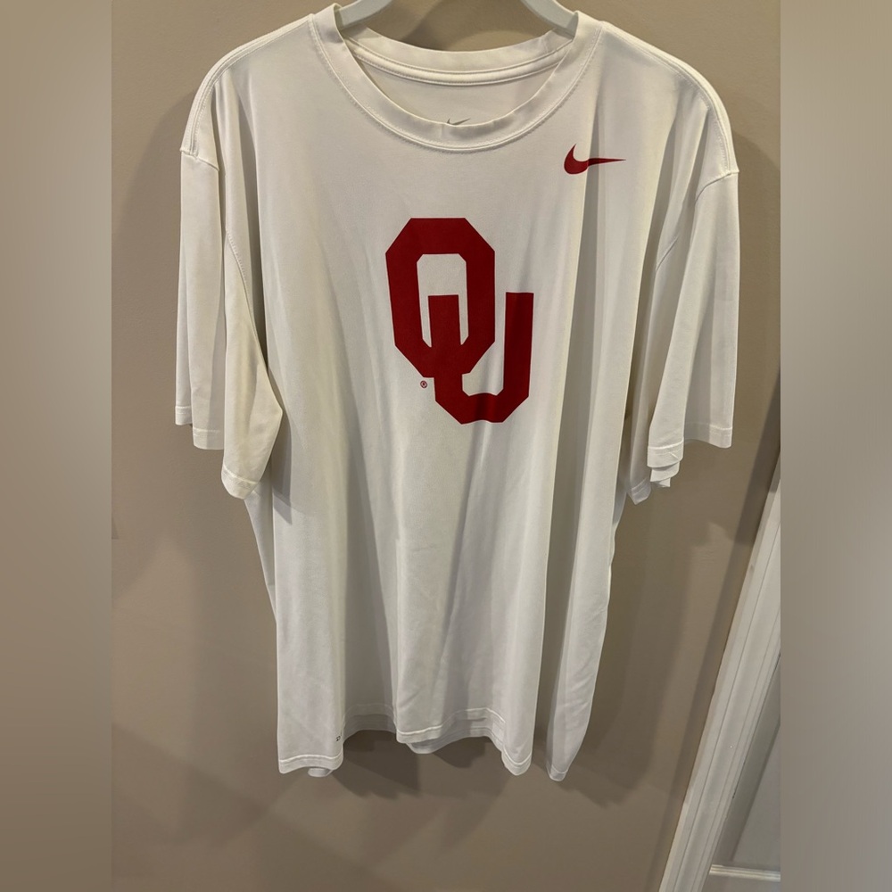 Nike White and Red Short Sleeve Tee